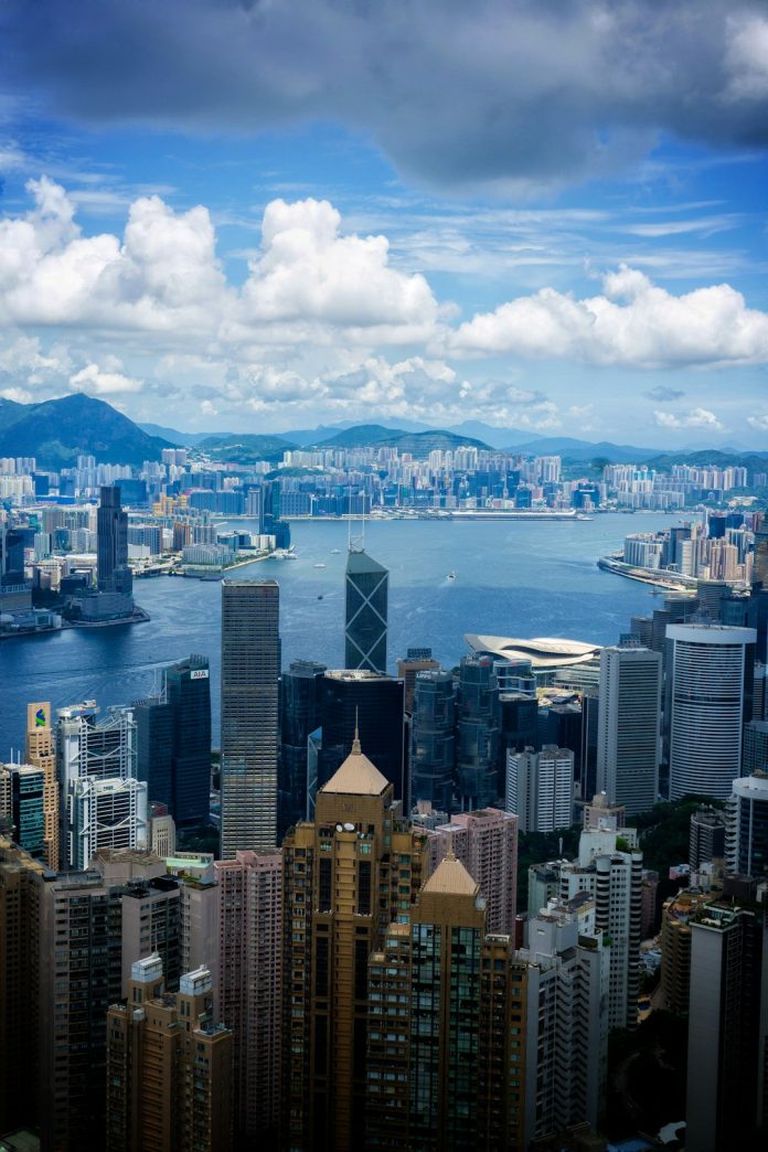 香港維港景致恒指失守25000